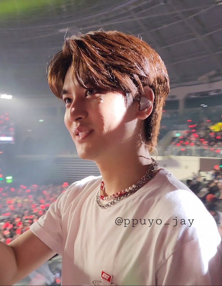 and then they’ll say “camera still can’t capture chanwoo’s beauty” LIKE HOW MUCH MORE BEAUTY DO YOU HAVE 🗣️