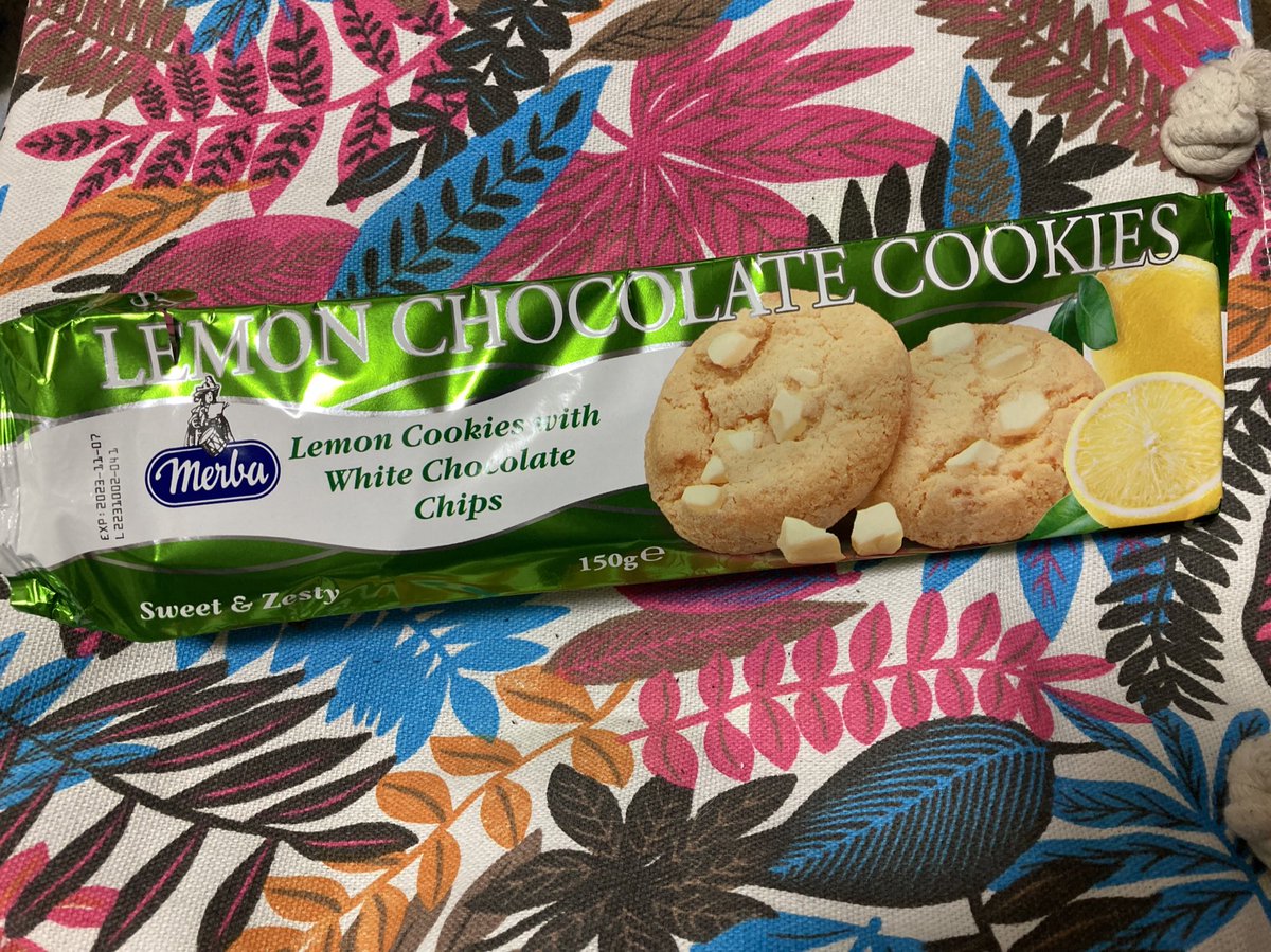 SasanomoriH's tweet photo. KALDIで買ったこの🍋クッキー🍪
美味しい。
(*´~`*)ŧ‹"ŧ‹"ŧ‹"
KALDIで見つけたら食べてみて!!
後、宮城または、東北でこのクッキー買えるとこあったら情報欲しいです✨️
#KALDI #レモンチョコレートクッキー #LEMONCHOCOLATECOOKIES
#原産国オランダ
#オランダ
#メルバ #merba https://t.co/b74oHToQv4