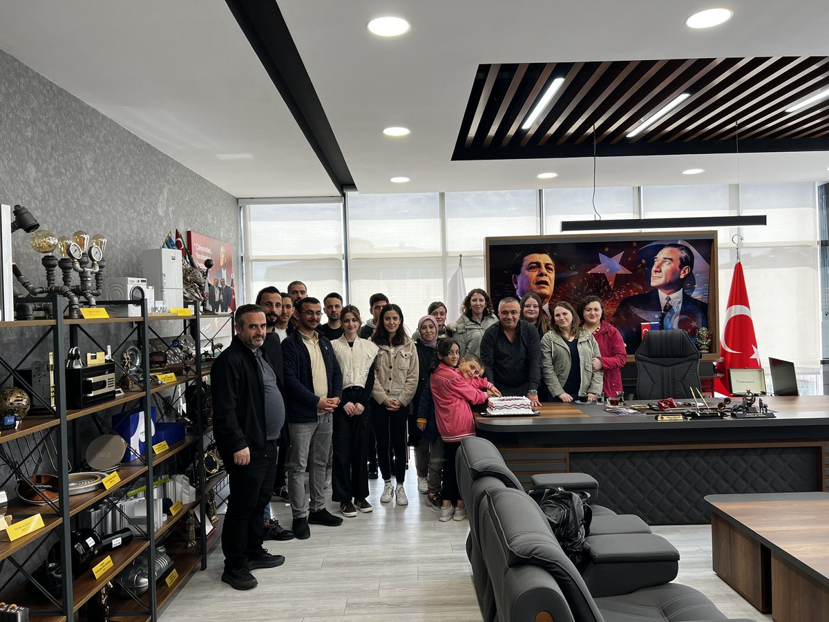 muratkocak77's tweet photo. Çerkezköy Şubemize bağlı SAMSUNG ELECTRONICS emekçi üyelerimiz 
şubemizi ziyaret etti.

Güncel konular ve fabrika hakkında istişare ettik.

#HepimizBiriz https://t.co/YFfr66wMWy