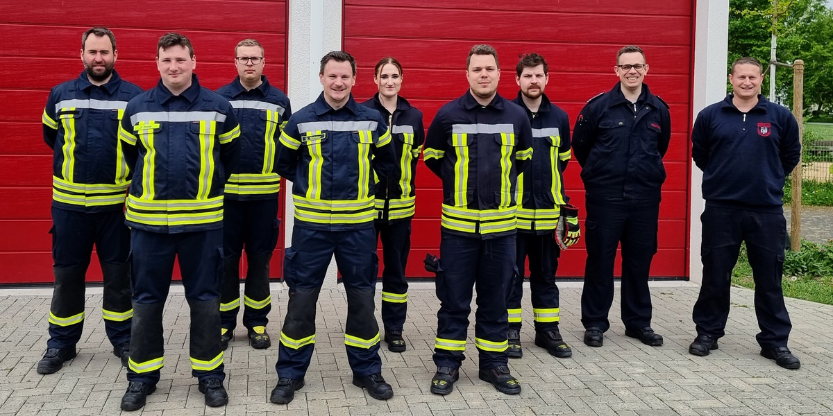 FF_Rheinbach's tweet photo. Heute haben 7 Kamerad:innen das #Modul3 der #Feuerwehr-#Grundausbildung bestanden. Somit können sie unsere #Einsatzabteilung|en bei Einsätzen verstärken. 🚒 Das Modul 3 dreht sich um die #Brandbekämpfung. Vor den Teilnehmenden steht noch das #Modul4 (Technische Hilfeleistung). https://t.co/Oe73ShnDRu