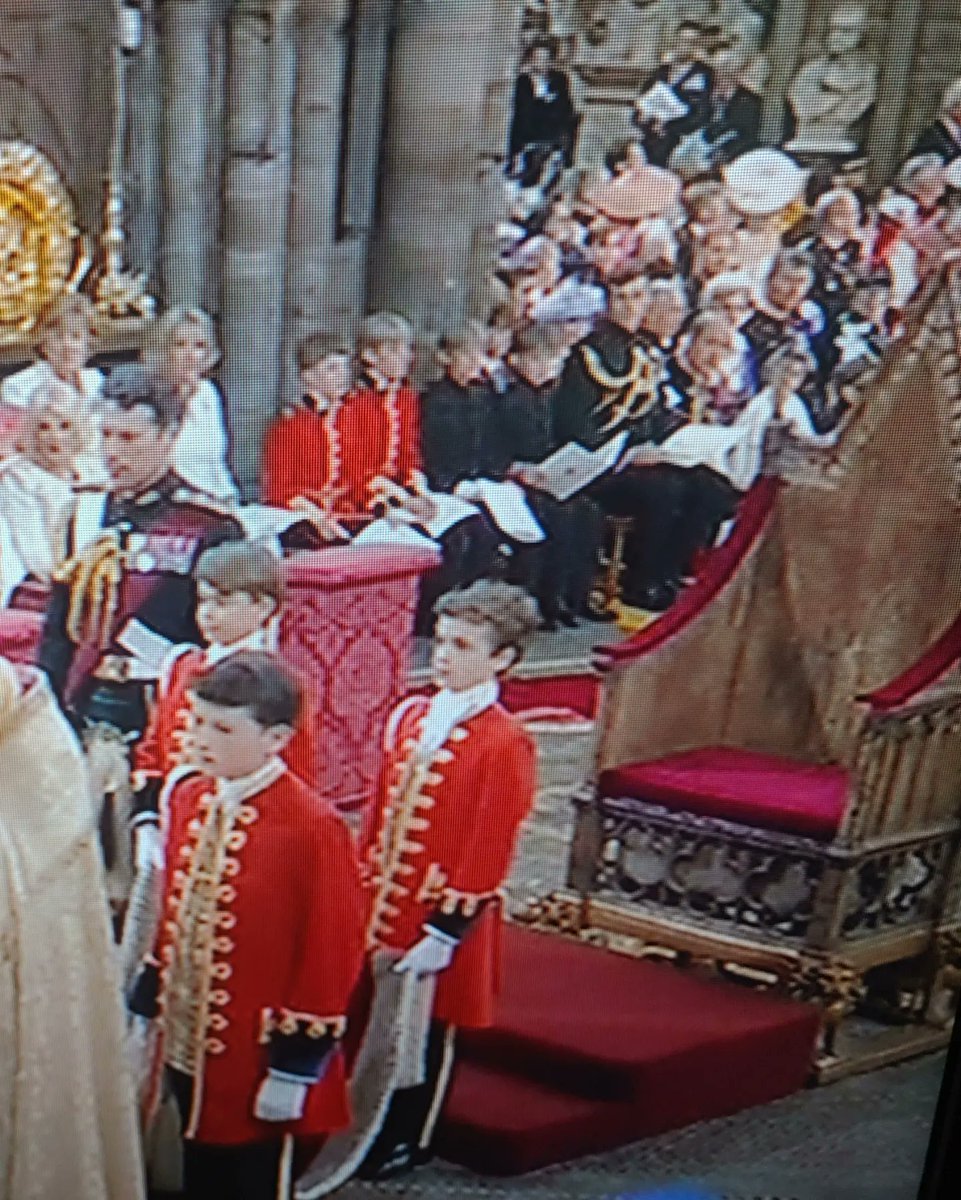 ivancp25's tweet photo. Uno de los tronos mas viejos del mundo. Se han sentado antes de la Coronación hoy de #CarlosDeInglaterra, 26 Reyes. Bajo el trono, la #PiedraDelDestino. Piedra que llevó a las Islas Británicas la Princesa Egipcia #Scota, fundando antes #Brigantium, que luego sería #ACoruña ➡️ https://t.co/2lNzZf5QFr