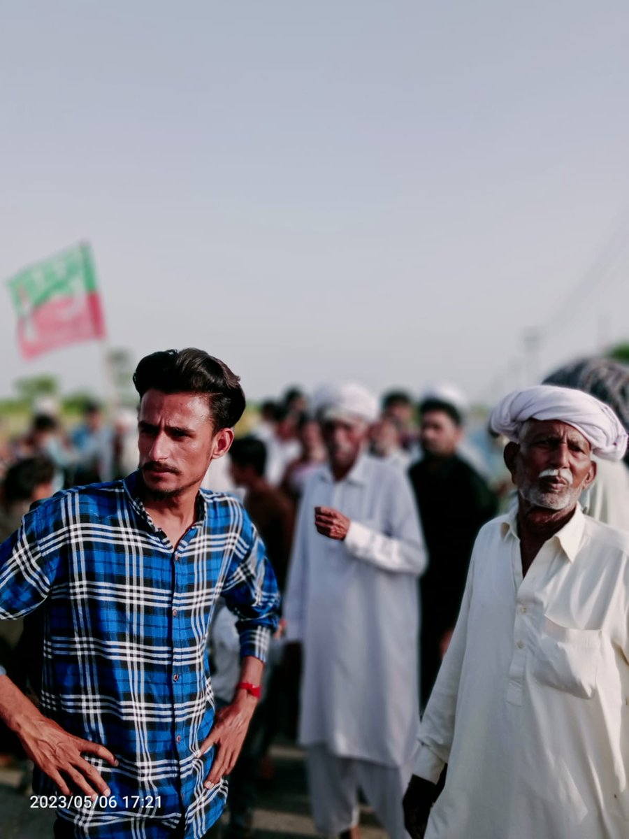 PTIWPOFFICIAL's tweet photo. رہنما پاکستان تحریک انصاف مہر عبدالستار کی نمائندگی کرتے ہوئے 18.4Lشرقی کے دوستوں نے اپنے گاؤں میں ریلی نکالی جس گاؤں کے بزرگوں عورتوں اور بچوں نے شرکت کی چیف جسٹس آف پاکستان اور آئین پاکستان کے ساتھ اظہار یکجہتی کرنے کیلئے نکلیں گے ۔
#PP186 https://t.co/bdEkBFShoz