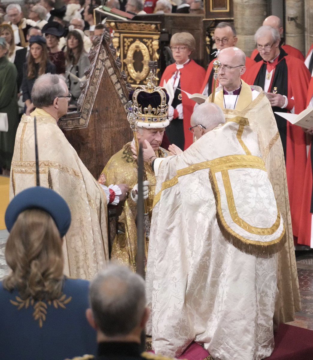 【等了70年！英王查爾斯正式戴上王冠】 英國國王查爾斯三世加冕典禮在西敏寺登場，查爾斯三世在完成宣誓後，坐上聖愛德華御座，由坎特伯里大主教為他戴上此生唯一一次能夠戴上、象徵王權的「聖愛德華王冠」。（圖／美聯社） 圖文報導：
