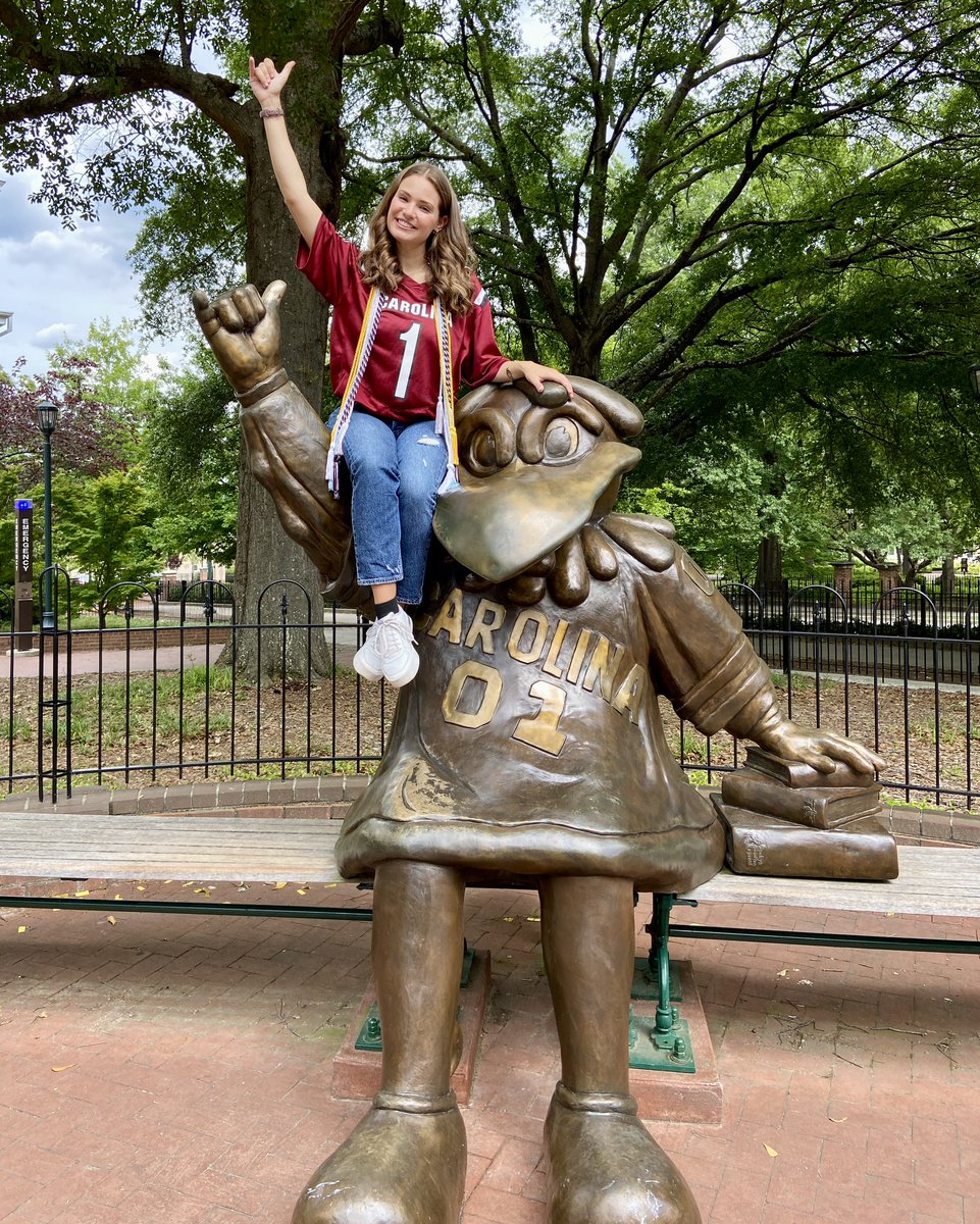 bakumer's tweet image. Congratulations @EllieKumer ! 🎓♥️🖤🐓#FOREVERTOTHEE23
