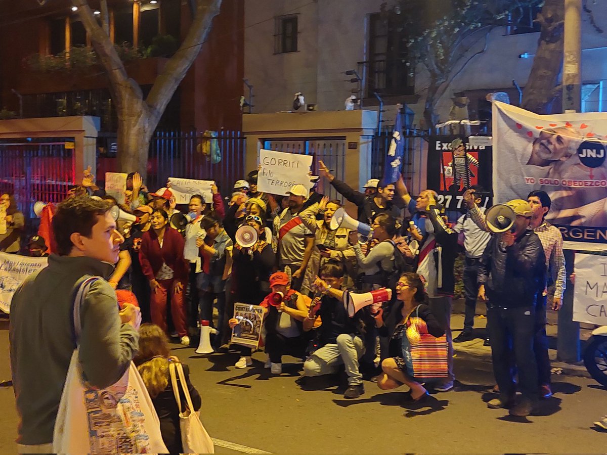 llama_pituca's tweet photo. El grupo  La Resistencia tiene igual razón y derecho de protesta, como cualquier persona de los andes o la selva, que viste de ojotas, polleras o se disfraza de ellas como en Puno.

Eso es IGUALDAD de protesta! aquí no hay supremacía de razas, etnia o clase social. https://t.co/MfBvHvZS8G