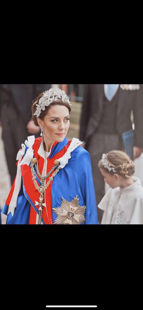 srlia5's tweet photo. فساتين أميرة ويليز والاميره شارلوت تصميم المصمم البريطاني الكسندر ماكوين 😍
#CharlesIII 
#بريطانيا 
#تشارلز_الثالث #London https://t.co/qETXRAWfpK