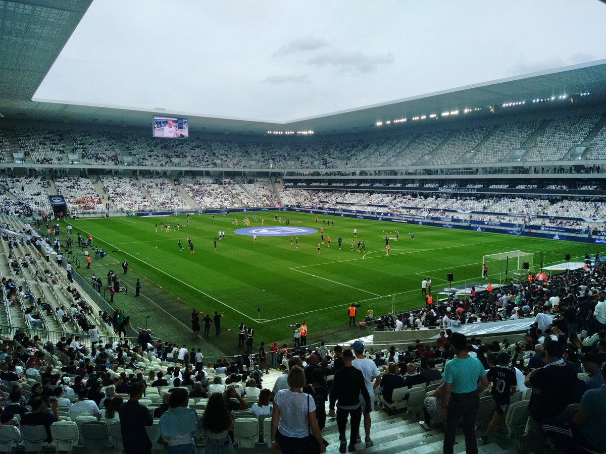 Flom24's tweet photo. En place 👊 L'ambiance s'annonce grandiose en tribune comme toujours avec @ub87officiel et notre Maître de cérémonie @EricDagrant 🔥On chante on encourage nos joueurs et on gagne Tous Ensemble On atteindra notre objectif @girondins ⚽🔵⚪ Allez Bordeaux 💙 #FCBBSC https://t.co/ebwkmFFig4