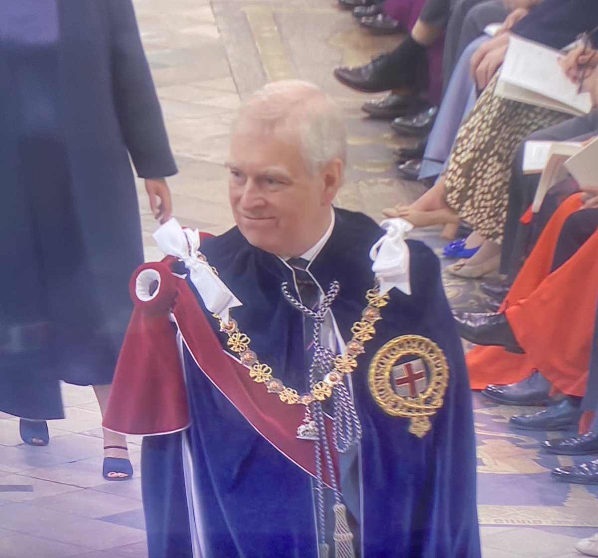 DaniMayakovski's tweet photo. El principe Andres de Inglaterra, hoy vestido de gala en la coronación de Carlos III. un pedofilo condenado por trafico de menores en 2008, que abusó sexualmente de una chica de 17 años en la Isla de Jeffrey Epstein.

En 2009, pagó medio millon de dolares para que la chica de 17 años no le denunciara y se cerrase su acusacion por abusos sexuales.

Esta es la calaña criminal de la familia real britanica y su impunidad.