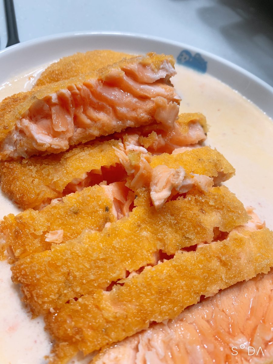 この前サーモンのレアカツ作ってみましたが、着るのがいちばん難しかった…

部位とか繊維？の方向の問題かな？？
試行錯誤が必要ですな👀✨️

味は美味しかったです😋

 #藍猫亭 https://t.co/3a8UFD2t8e