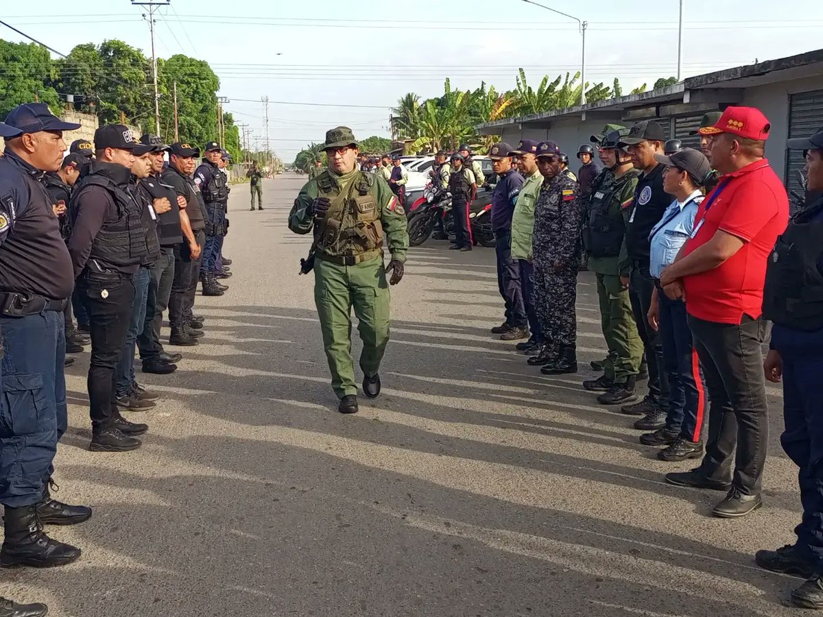 SecPSCMonagas1's tweet photo. #5May En el marco de la Gran Misión Cuadrantes de Paz que impulsan el Min @CeballosIchaso1 y el Gob @ErnestoLunaPsuv este viernes más de 170 efectivos desplegaron operativo de seguridad ciudadana en las pquias Las Cocuizas, La Pica, San Simón y Alto de Los Godos.
@MijpVzla https://t.co/Sx2geGJBae