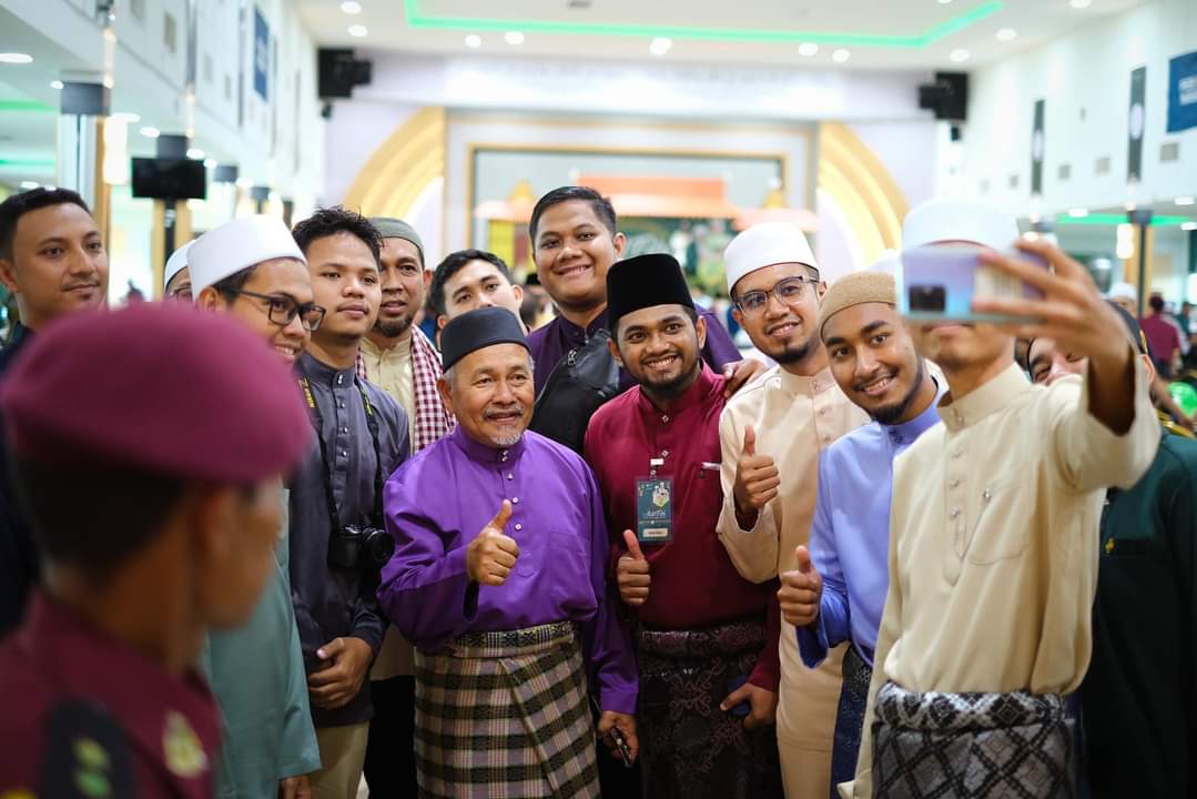 PASPusat's tweet photo. Tudiaa, ramai baq hang yang mai. Tak ceroi langsung rumah terbuka PAS Pusat. 

Dahsyat sambutan dari rakyat. Panas lit-lit pun dalam luaq penuh. 

Dari pagi tak putus-putus orang datang. Penuh Kompleks PAS Kedah hari ni! https://t.co/NjkVPPkxIS