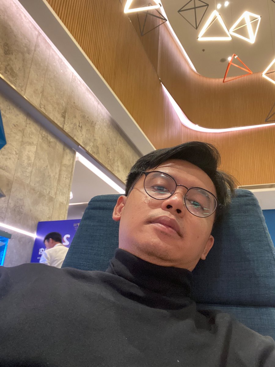 d_baehaki's tweet photo. Pepatah mengatakan kejarlah ilmu sampai ke negeri china, udehhh ya mak moyang udeh gw lakonin pepatah lu, ke malay and singapore juga udeh, tinggal ke arab yang belom, doain yeee wkwk https://t.co/KW2vk80Yc4