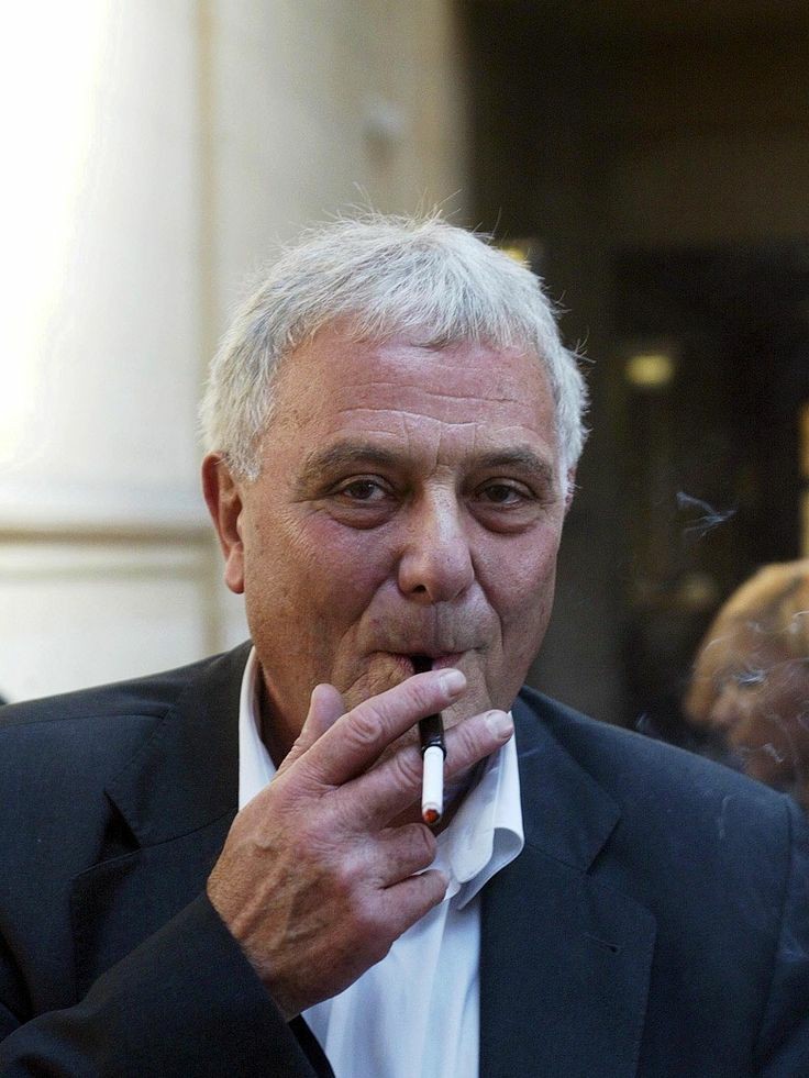 "Deux erreurs à ne pas faire : aimer ou détester son corps. 
Y être accroché ou vouloir le supprimer. 
Narcissisme et haine de soi, argent et suicide ; même substance." - Phillipe Sollers.