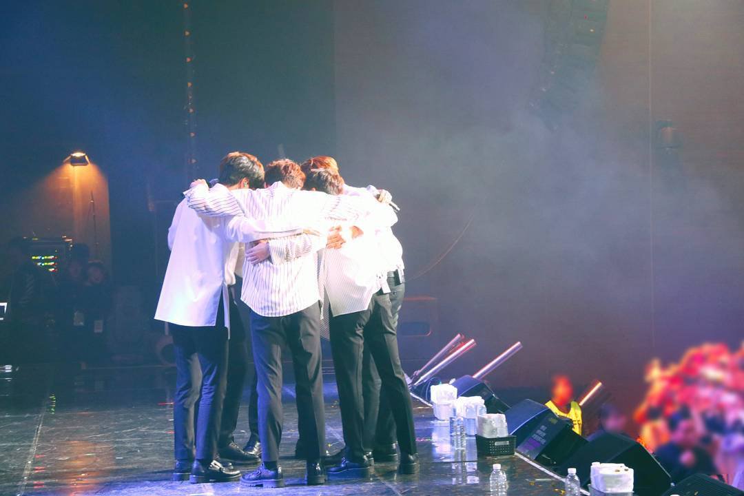 infinite021100's tweet photo. 이제 시작이다!❤️
인스피릿 모여라!!❤️❤️
울오빠들 단디 챙겨 돌아왔어요!!!❤️❤️❤️
우와 진짜 믿고 있었어요ㅜㅜ!!!!❤️❤️❤️❤️
진짜 너무 사랑하고!!!!!❤️❤️❤️❤️❤️
이 사진처럼 콘서트 엔딩을 또 볼수있다니
나 지금 너무 신나!!!!!! 멋진다 인피니트
❤️❤️❤️❤️❤️❤️ https://t.co/8g34oBmkUz