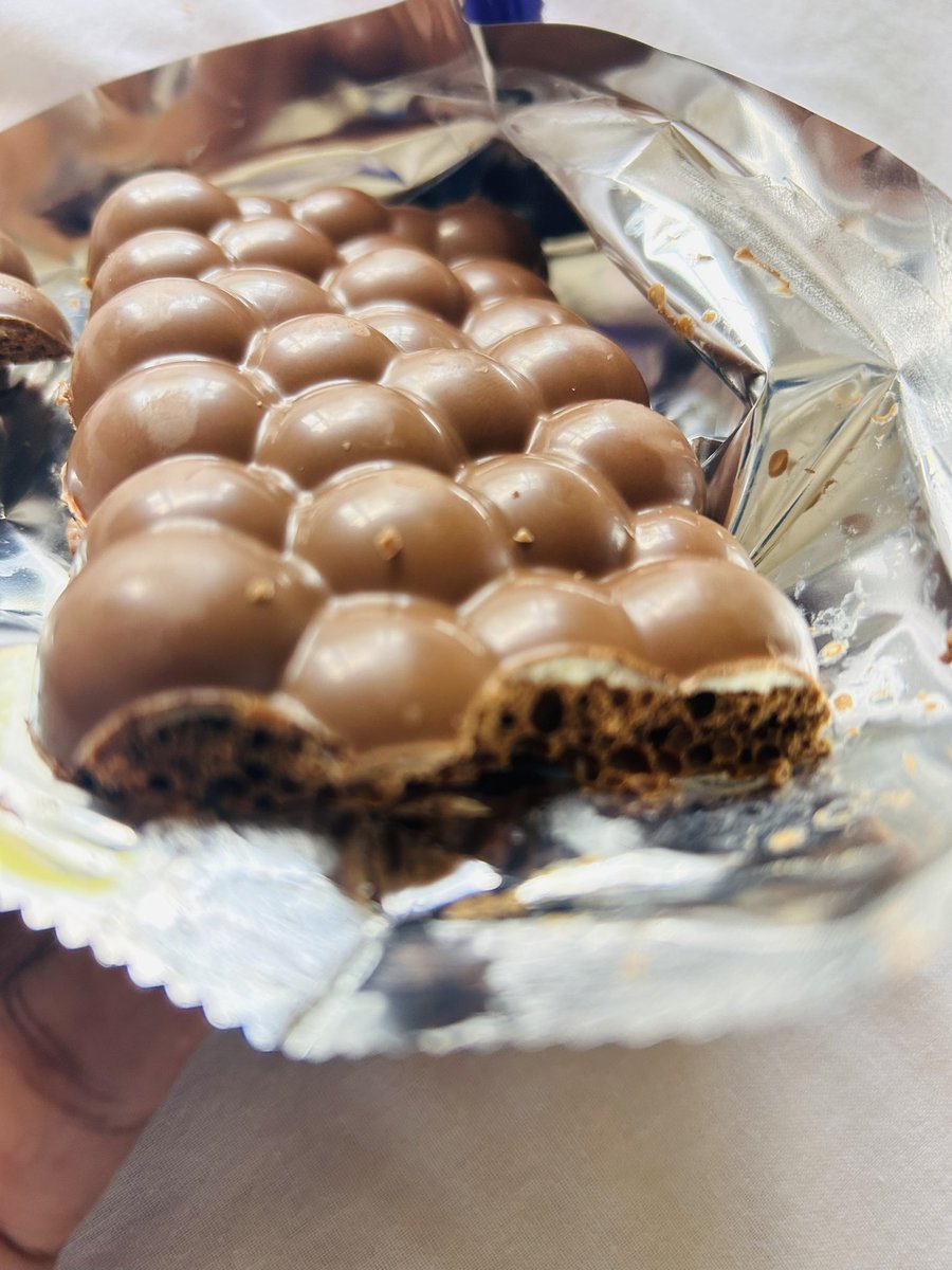 thisamfuyo's tweet photo. @Cadbury_SA what happened to the Oreo filling 🙆🏽‍♀️ last time I bought a chocolate like this, I thought it was a mistake 🙆🏽‍♀️ but twice for the same chocolate, hayi ngeke https://t.co/8kTz1Ypq85