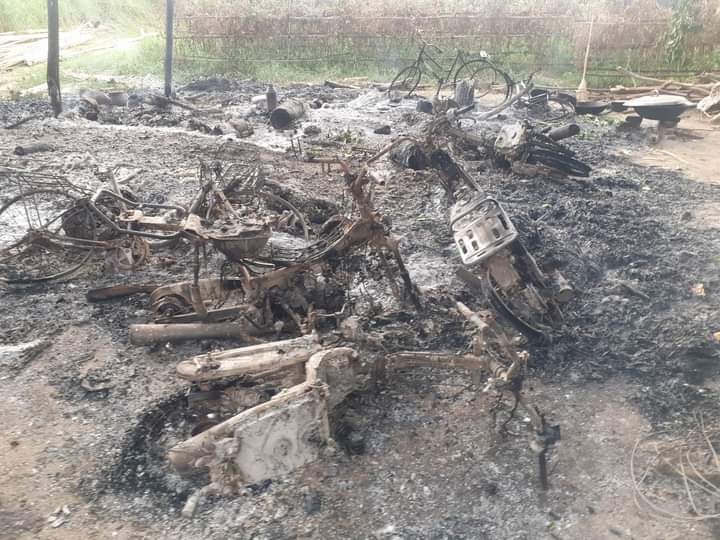 pzl_jourlm's tweet photo. Four resistance comrades and three local villagers were savagely killed and [beheaded] while the notorious ‘army units’ launched ground storm into Kyi Kone and rural villages in #Sagaing’s #KhinOo township on May-5. The villages remain tattered in bloody and ashy torment. https://t.co/QgBryfMG8M