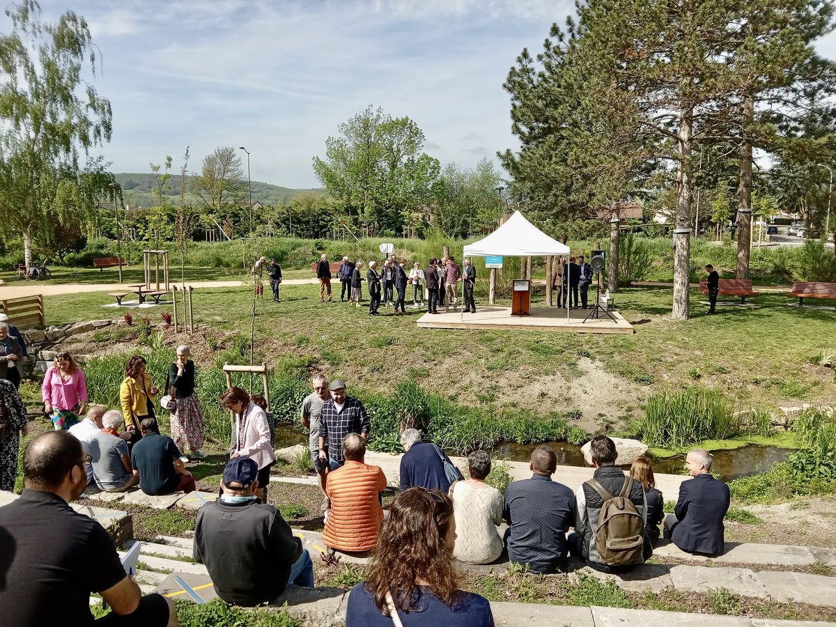 [Riom] Inauguration ce samedi matin de la #PromenadeMichelin 👍
💚 🚲 🚲 Piste cyclable remplaçant une autoroute urbaine et échangeur <a href="/VilledeRiom/">VILLE DE RIOM</a> 
💚 🌳🌲 Aménagements de qualité (théâtre de verdure, ludique…) entre centre ville et lycée/zone commerciale