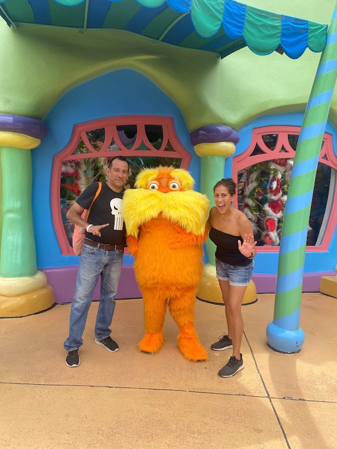 panamabeyond's tweet photo. Pasamos rápidamente por el mundo de #Drseuss y claro vio las botargas y corrió a formar fila, el #Lorax fue la primera victima y luego el #grinch y #Horton… nuestro objetivo era #elhulk ya que esa fila es muy larga. #universalorlando #universalstudios viva el #singlerider https://t.co/OGJVdA7pt3