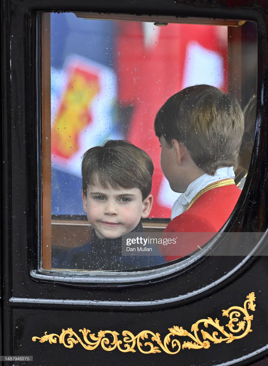 RoyalSourceFR's tweet photo. Le Prince George, la Princesse Charlotte et le Prince Louis dans le carrosse après la cérémonie du couronnement. #Coronation https://t.co/E96BUCAupZ