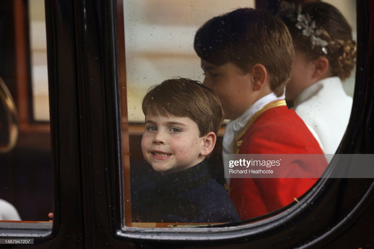 RoyalSourceFR's tweet photo. Le Prince George, la Princesse Charlotte et le Prince Louis dans le carrosse après la cérémonie du couronnement. #Coronation https://t.co/E96BUCAupZ