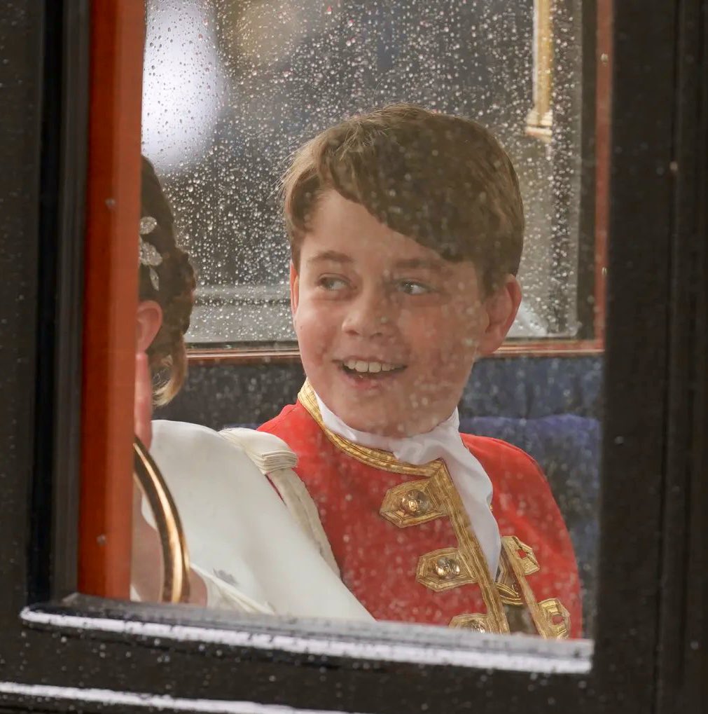 Canellelabelle's tweet photo. Each of the Wales children personality were on display in the carriage ride😂 Love this Family!❤️#Coronation #PrinceandPrincessofWales https://t.co/8BQi3px0XZ