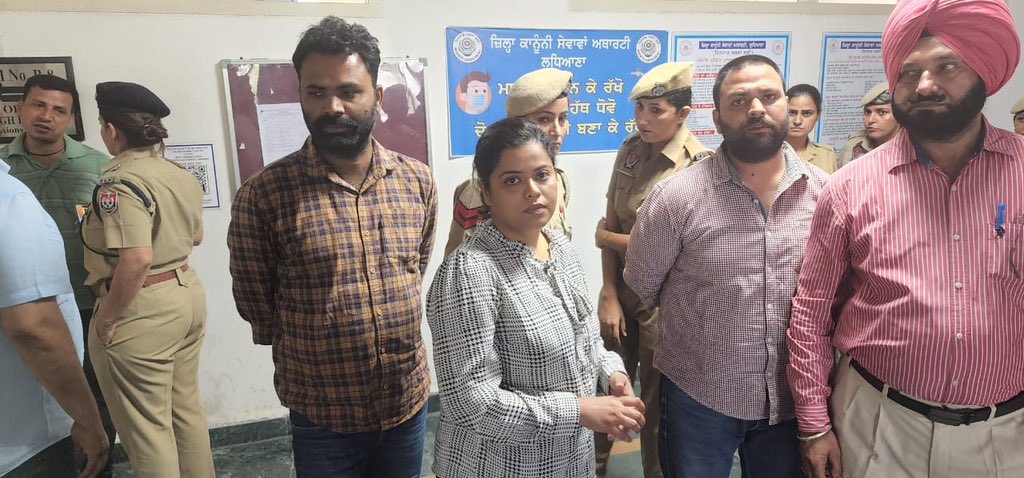 navikakumar's tweet photo. #ReleaseBhawanaKishore

Look into her eyes. She’s not scared. She’s our strength. We will fight on. Truth will win. Satya hi jeetega. Ye hona hi hai. @BhawanaKishore You are my star. #MritunjayKumar #Parminder https://t.co/LYdugC7EqX