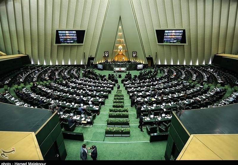 hadimehrane1's tweet photo. سوال !
حالاکه معلوم شد صد نفر از نمایندگان مجلس خودرو گرفتن(یعنی بیش از یک سوم نمایندگان)چیزی خارج از نوبت و با کمترین قیمت که حقشون نبوده(بخوانید رشوه)گرفتن، یک: آیا گرفتن رشوه جرم و حرام نیست؟ دو: چرا ماشینها رو پس نمیدن؟ سه: اصولا مجلسی که یک سومش فاسد هستن دغدغه کشور رو داره؟ https://t.co/mMi1NAsHHX
