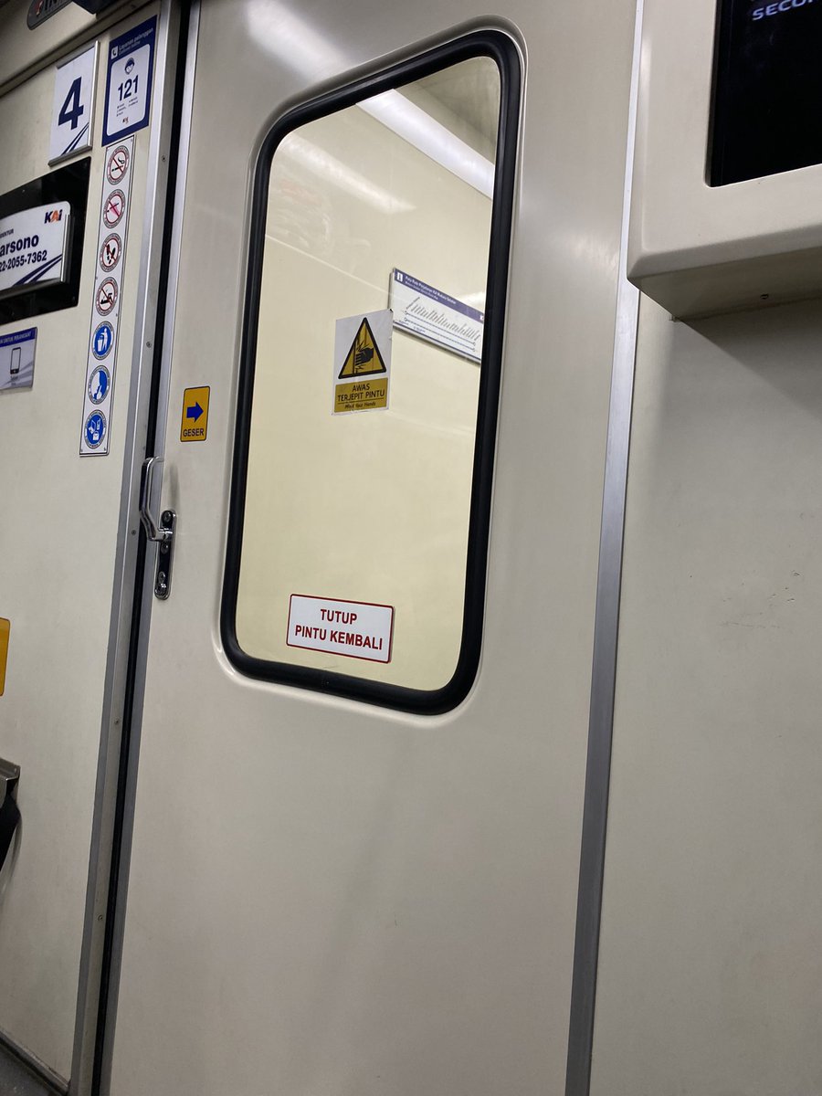 diyahprini's tweet photo. Seandainya pintu ini otomatis, mgkn akan lebih ramah anak, lansia, disabilitas. Dan tentu saja bukan kerepotan tersendiri bagi yg duduk di kursi paling depan dan paling belakang jika ada yg membuka lupa menutup atau pintu bergeser sendiri. Menurut anda bagaimana ? https://t.co/Tcy0C44Vqo