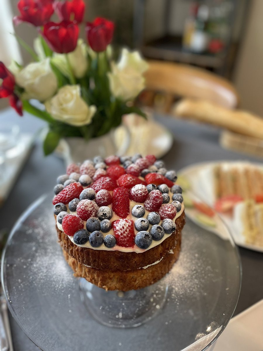 AmyLeeds94's tweet photo. #Coronation cake 🍰🇬🇧👑 https://t.co/uRcDcpCL23