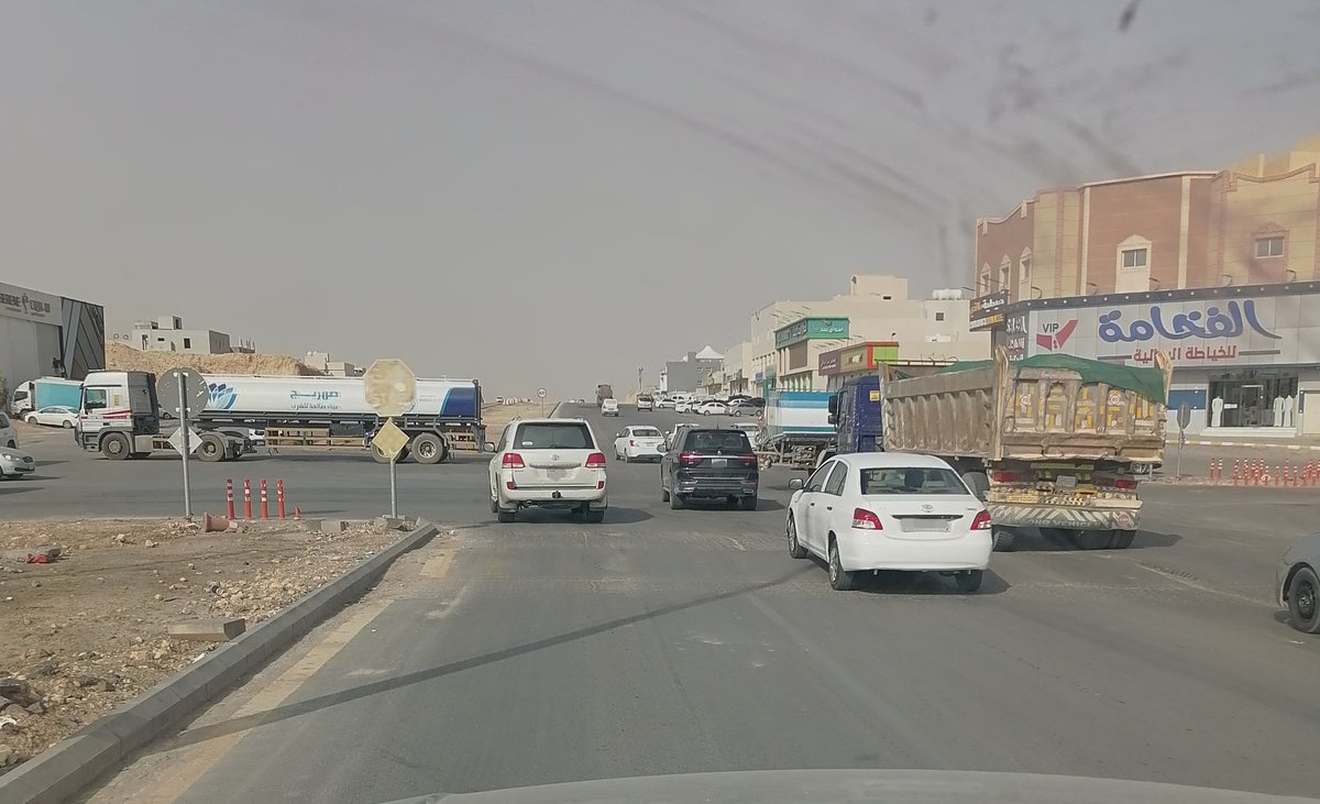 Abdulrahman787's tweet photo. الإخوة الكرام في مرور الرياض وأمانة مدينة الرياض.. التقاطعات في حي النرجس شمال طريق الملك سلمان اصبحت مصدرا للفوضى المرورية والحوادث.. آمل التفضل بدراسة إغلاق التقاطعات واستبدالها بفتحات الدوران للمساهمة في السلاسة والسلامة المرورية..
@BinAyyafFaisal https://t.co/dkghLCfqRz