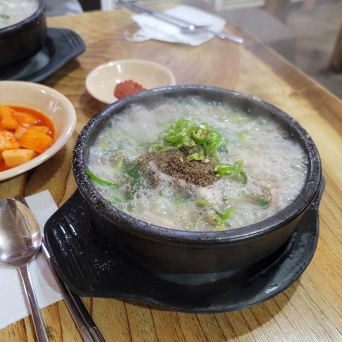bbeu_m's tweet photo. 금토일만 영업하는 순댓국집을 다녀��고
11시 반에 갔는데 웨이팅함;;
근데 내 취향은 아니었다 https://t.co/8sddH1hehK