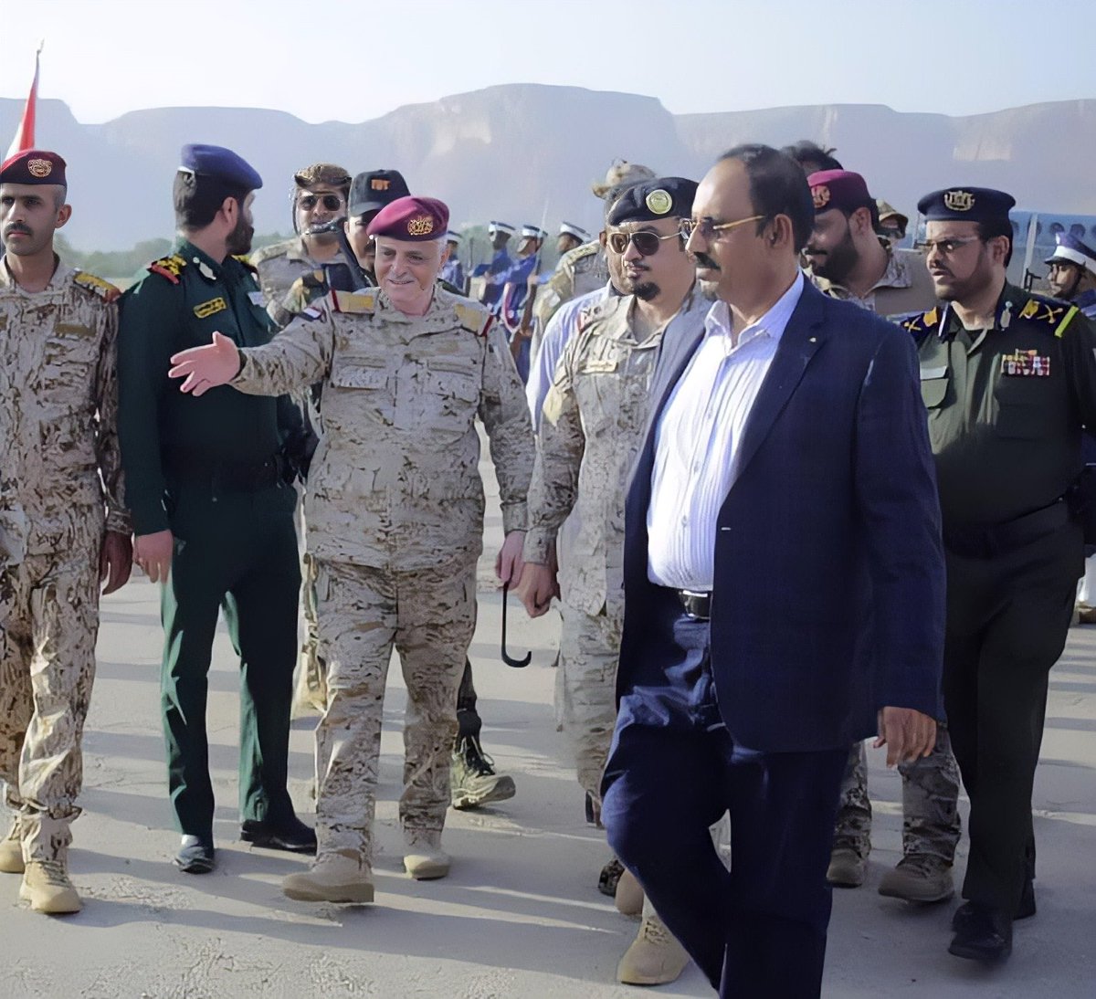 قريبا باذن الله سيتم إعلان فك إرتباط منفذ الوديعة البري عن اليمننه وتسليمه للسلطة المحلية بمحافظة حضرموت.
جنوب فيدرالي جديد وكل أقليم يحكم نفسه وبرع ياستعمار برع من أرض الأحرار برع.