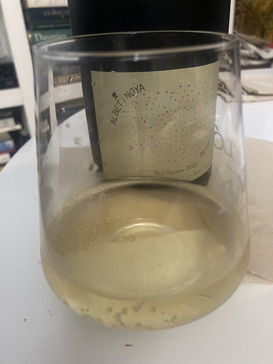 DoliverosDaniel's tweet image. Fun &amp;amp; delicious sparkle from,#Spain,#AlbetINoya,made w/ #Macabeo,#Xarelo &amp;amp; #Parellada grapes,canary color,decent size bubbles,aromas of toast,peach,almond &amp;amp; crema Catalana,above average concentration,hints of white cherry &amp;amp; Meyer lemon on the flavorful finish,at $18,a must buy🥂