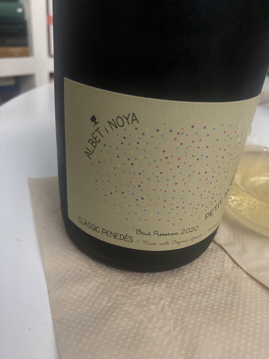 DoliverosDaniel's tweet image. Fun &amp;amp; delicious sparkle from,#Spain,#AlbetINoya,made w/ #Macabeo,#Xarelo &amp;amp; #Parellada grapes,canary color,decent size bubbles,aromas of toast,peach,almond &amp;amp; crema Catalana,above average concentration,hints of white cherry &amp;amp; Meyer lemon on the flavorful finish,at $18,a must buy🥂