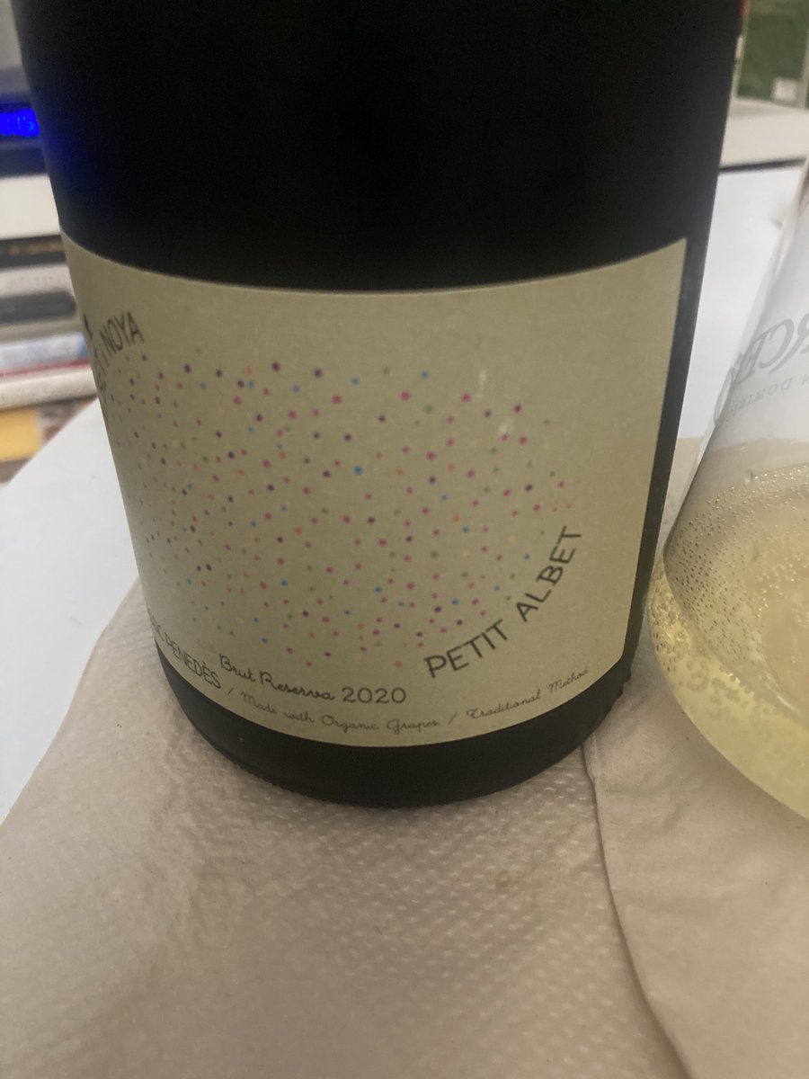 DoliverosDaniel's tweet image. Fun &amp;amp; delicious sparkle from,#Spain,#AlbetINoya,made w/ #Macabeo,#Xarelo &amp;amp; #Parellada grapes,canary color,decent size bubbles,aromas of toast,peach,almond &amp;amp; crema Catalana,above average concentration,hints of white cherry &amp;amp; Meyer lemon on the flavorful finish,at $18,a must buy🥂