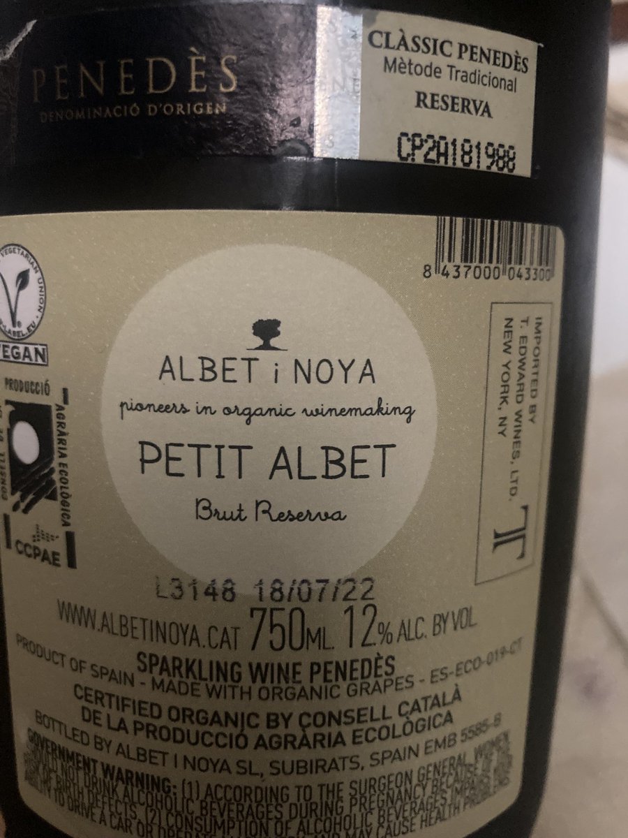 DoliverosDaniel's tweet image. Fun &amp;amp; delicious sparkle from,#Spain,#AlbetINoya,made w/ #Macabeo,#Xarelo &amp;amp; #Parellada grapes,canary color,decent size bubbles,aromas of toast,peach,almond &amp;amp; crema Catalana,above average concentration,hints of white cherry &amp;amp; Meyer lemon on the flavorful finish,at $18,a must buy🥂
