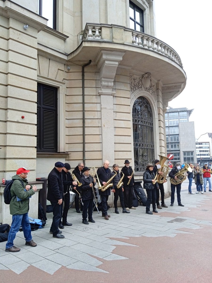 Tuten und Blasen spielt am #Stadthaus, der Gewaltzentrale im NS, in der politische Gegner*innen der Nazis gefoltert und ermordet wurden. Kein Verständnis, dass #Hamburg sich den Interessen von Investoren unterordnet, es braucht gut finanzierten Gedenkort für Opfer und Widerstand!