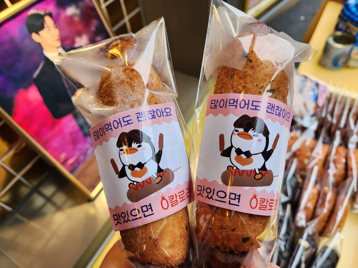 It_nunaz's tweet photo. 오늘의 준호 픽은!
'아이스라떼와 죠리퐁퐁라떼, 치즈핫도그'였고요🧋🌭

쿠키는 4가지가 있었는데 그중 '오레오 스모어' 초코맛 골랐대요. 쿠키6구짜리 준호꺼 준비했는데 야무지게 챙기기😂

수트핏 너무 멋있었다는 커피차 사장님의 말씀이 있었어요🥹

#준호 #이준호 #킹더랜드 https://t.co/MMdJ799nhA