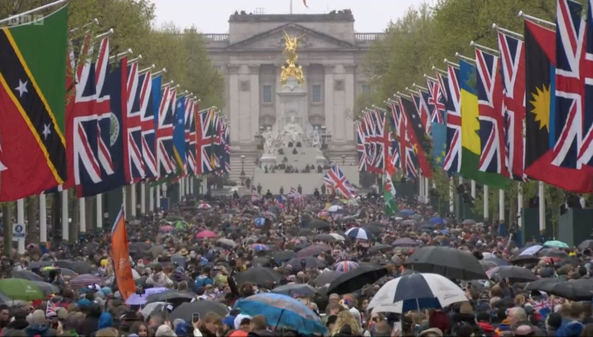 RoyalCentral's tweet photo. The Mall in front of Buckingham Palace is packed with people hoping to get a glimpse of The King and Queen on the Balcony.

#Coronation https://t.co/vs7MTK9gdQ