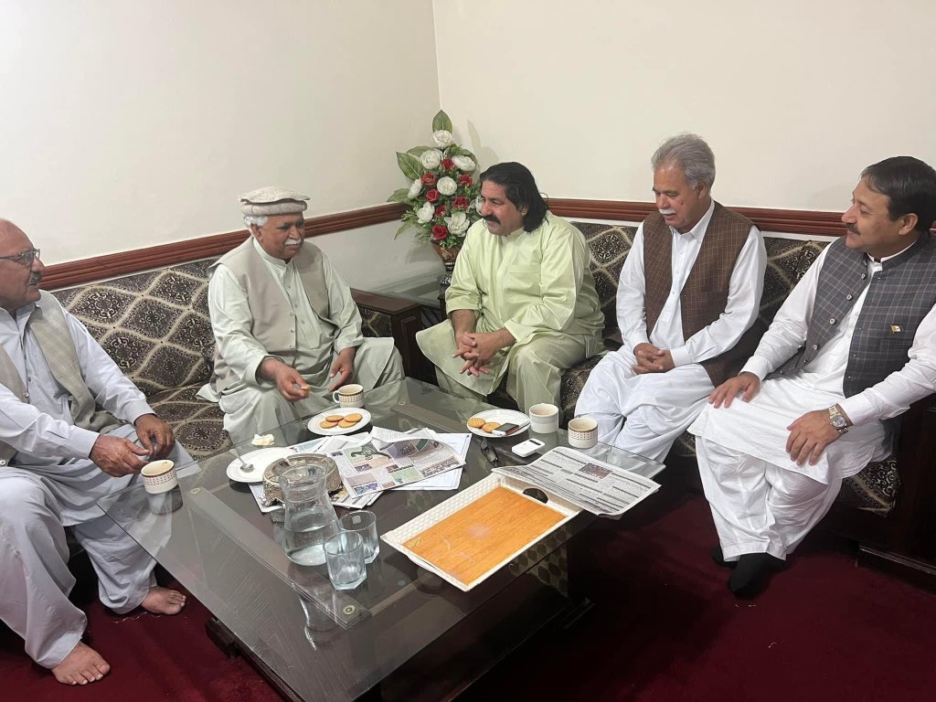 MukhtarEsapzai's tweet photo. د پښتونخوا ملي عوامي ګوند شريک چیرمین محترم مشر مختار خان یوسفزي، سینئر ډپټي چیرمين قدرمن رضا محممد رضا،سیکریټري جنرل قدرمن خورشيد کاکا جي، د جنوبي پښتونخوا صوبای صدر قدرمن نصرالله خان زيرې د پښتون ژغورنې غورځنګ مخکښ او د قامي اسمبلۍ د غړي قدرمن علي خان وزير سره په اسلام اباد  کې ولیدل.