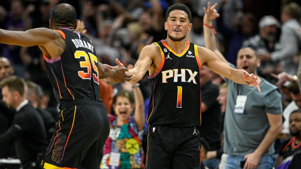 UofBasketball's tweet photo. Devin Booker is averaging 36.9 PPG on 69.5 TS% in the playoffs

76.5% in the restricted area
57.4% from floater-range 
52.2% from the mid-range
80.0% on corner 3s
42.9% on pull-up 3s 
63.6% on catch-and-shoot 3s

ELITE and unstoppable 3-level scoring from the 26 year old star https://t.co/92aiJACwN6
