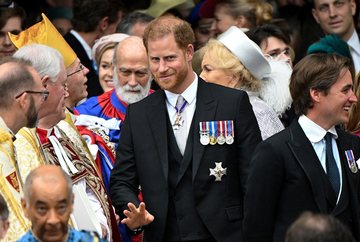 MrsMe15556009's tweet photo. He came…We saw…He conquered #GoodKingHarry #PrinceHarry honouring &amp; protecting the women in his life! ♥️♥️♥️ https://t.co/AQSW4ou0l4
