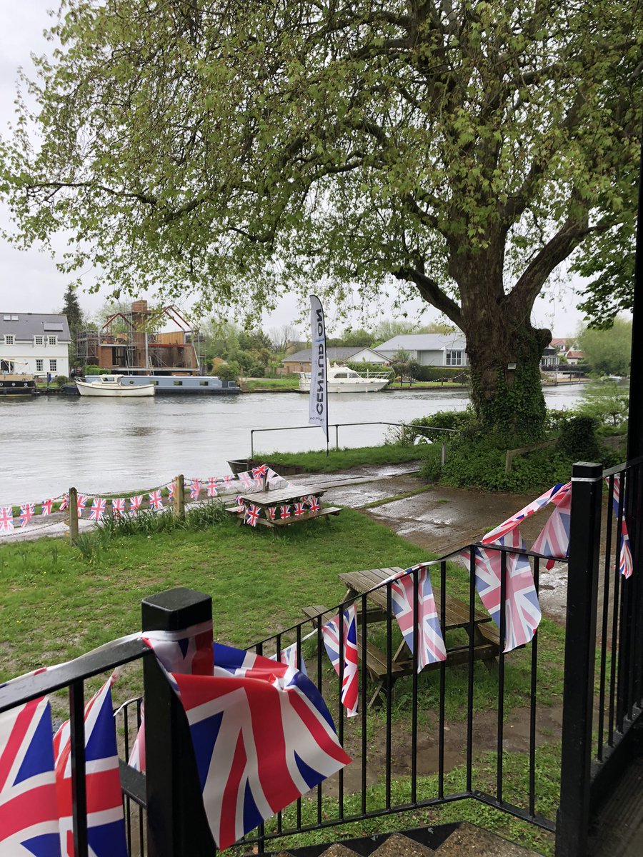 EjvEmma's tweet photo. All set up and ready for the #TP100 check point at #wraysbury for @centurionrunner https://t.co/XfQhSXKgk9