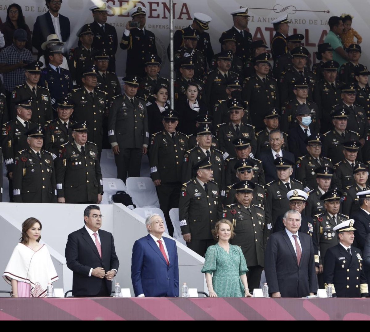 pedroferriz3's tweet image. Este es el México que da miedo… 

El presidente @lopezobrador_ en la conmemoración de la batalla de Puebla. 

No se invitó a los poderes de la unión 
1. Norma Piña
PODER JUDICIAL

2. Santiago Creel M 
PODER LEGISLATIVO 

UN PRESIDENTE QUE SE ARROPA CON EL EJÉRCITO