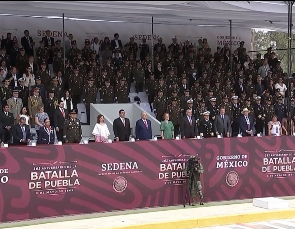 pedroferriz3's tweet image. Este es el México que da miedo… 

El presidente @lopezobrador_ en la conmemoración de la batalla de Puebla. 

No se invitó a los poderes de la unión 
1. Norma Piña
PODER JUDICIAL

2. Santiago Creel M 
PODER LEGISLATIVO 

UN PRESIDENTE QUE SE ARROPA CON EL EJÉRCITO