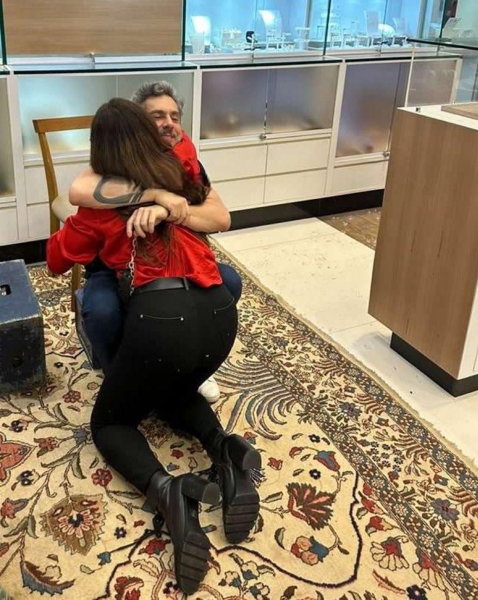 dailysteloisa's tweet photo. 📸 O abraço mais lindo do mundo! Nova foto de Giovanna e Alexandre nos bastidores da última gravação steloisa. https://t.co/0Ey756SsWY