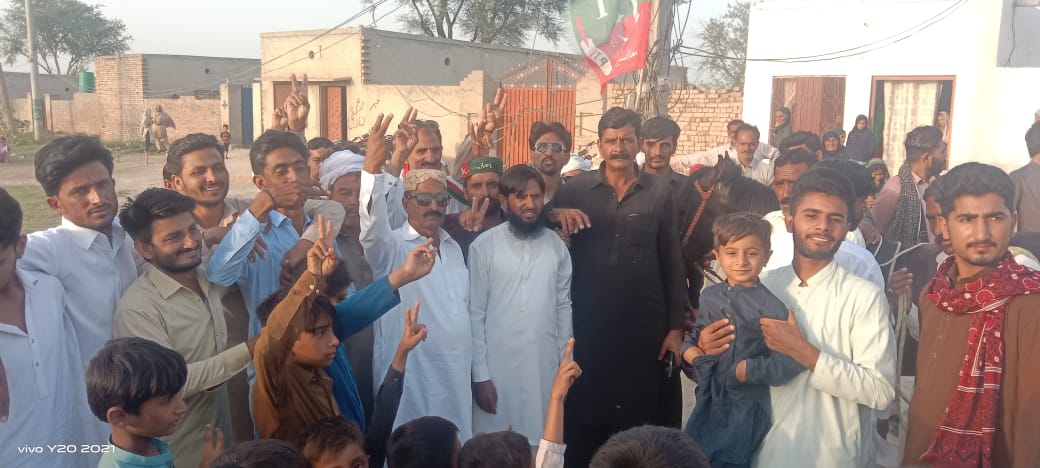 PTIOkaara's tweet photo. رہنما پاکستان تحریک انصاف مہر عبدالستار کی نمائندگی کرتے ہوئے 37.4L کے دوستوں نے اپنے گاؤں میں احتجاج ریکارڈ کروایا گاؤں کے بزرگوں اور بچوں نے شرکت کی چیف جسٹس آف پاکستان اور آئین پاکستان کے ساتھ اظہار یکجہتی کرنے کیلئے نکلیں گے ۔
#PP186
#I_StandWithSupremeCourt https://t.co/tFYYE7OJhj