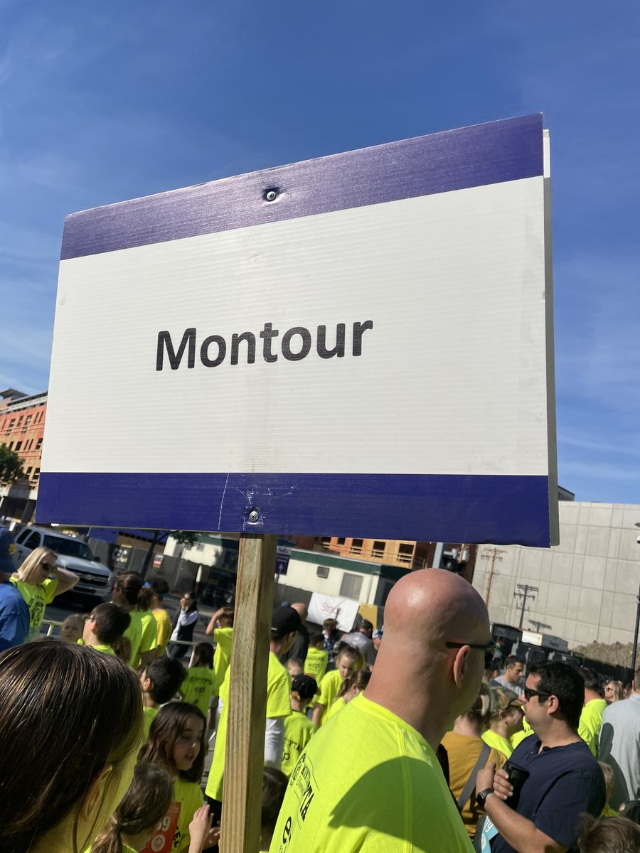 Kids of Steel marathon. Over 350 Montour Elementary kids running today.  Congratulations to them and all the parents and volunteers to make it happen. #kidsofsteel #montourproud
