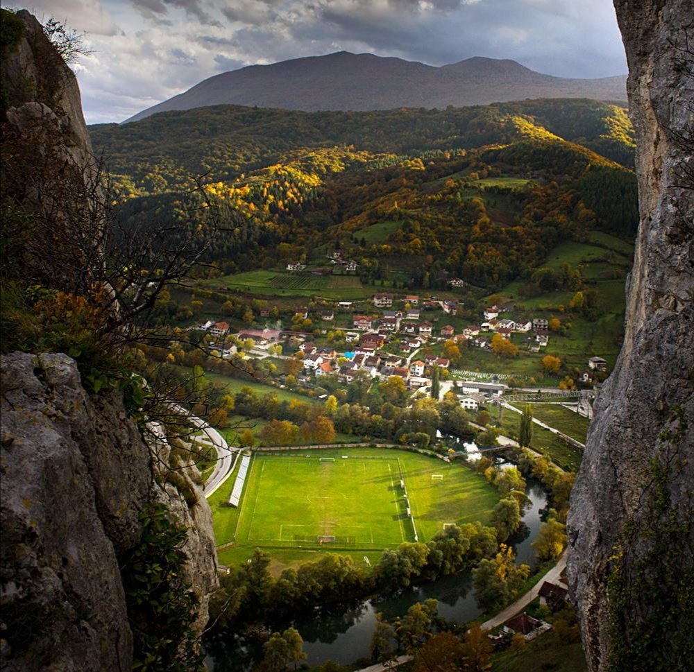 Pitch of the day! As @trulyjavaid won and requested we're off to beautiful #Ključ, #BosniaAndHerzegovina 🇧🇦 The stunning Pod Lubicom, by the Sana River, home to FC Ključ⚽ @JustinWalley10 @Gareth19801 @PatsFballBlog @robertmdaws @NonLeagueCrowd @ViCoCoaching #FaroutPitches