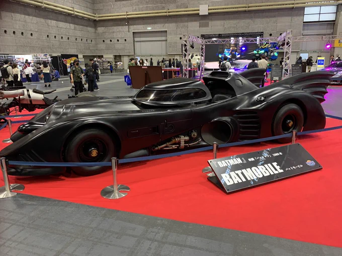 マッツミケルセンとミーシャコリンズと写真撮れたよー!写真撮影数秒しかないからすぐ写真撮って終わった…あれ?自分会ったっけ?みたいな感覚…視力悪いけどメガネで写真撮るの嫌だから外してたら余計に見えないという閉館ギリの撮影会は時間無さすぎかも。次は早めにチケット取る #コミコン2023